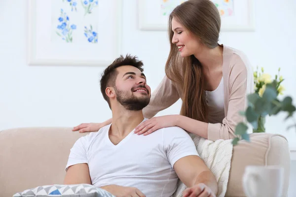 Bonito jovem casal — Fotografia de Stock