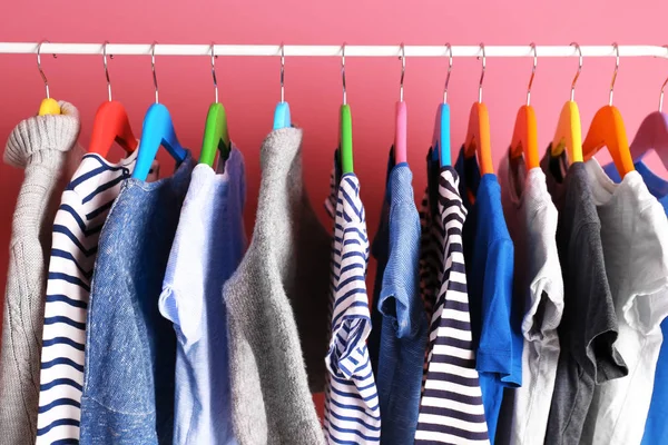 Kleiderbügel mit unterschiedlichen Kleidungsstücken — Stockfoto