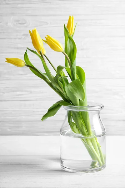 Vaso di vetro con bouquet di tulipani — Foto Stock