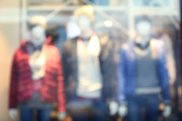 Blurred background of fashion store showcase with mannequins — Stock Photo, Image