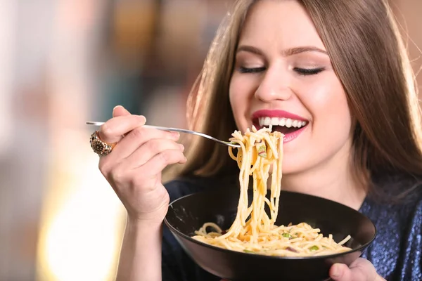 Woman eating pasta — Stock Photo, Image