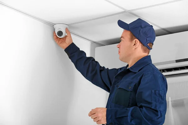 Elektriker ansluta Cctv kamera — Stockfoto