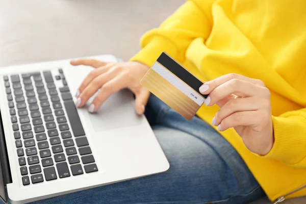 Donna shopping online con computer portatile a casa — Foto Stock