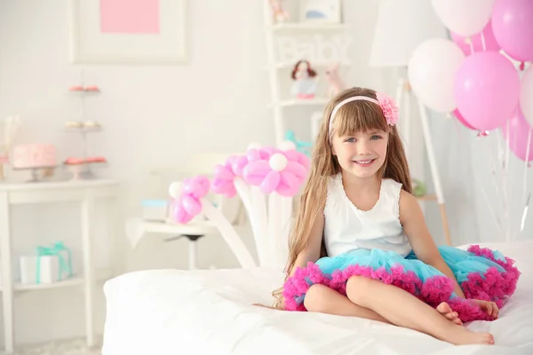 Chica en la habitación decorada para la celebración del cumpleaños — Foto de Stock