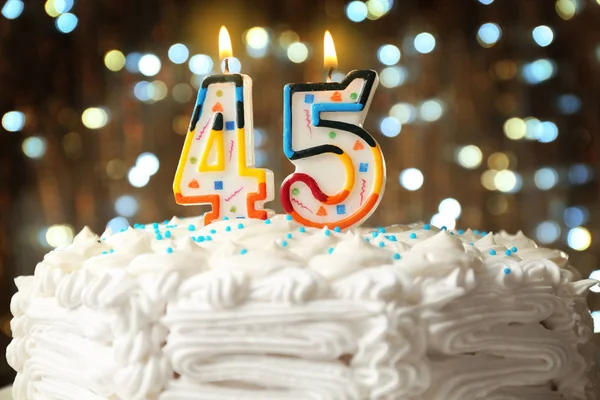 Gâteau d'anniversaire avec des bougies — Photo