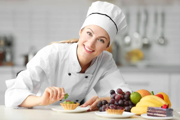 Chef femenino decorando tartaleta — Foto de Stock