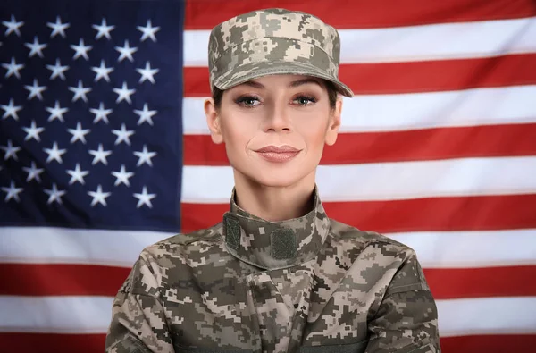 Porträt Einer Soldatin Mit Flagge Hintergrund — Stockfoto