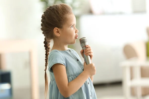 Linda niña con micrófono — Foto de Stock