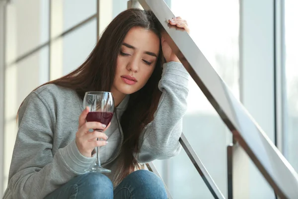 Depressive Frau trinkt Wein — Stockfoto