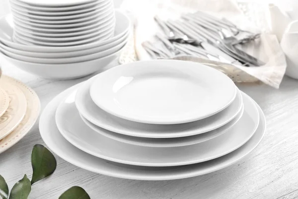 Pratos brancos na mesa — Fotografia de Stock