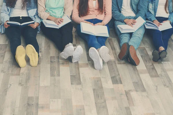 Group of people reading books while sitting on floor — Stock Photo, Image