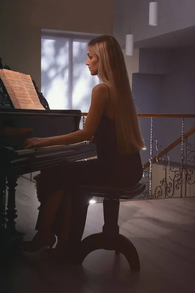 Mujer tocando el piano — Foto de Stock
