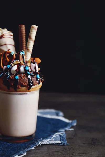 Batido, rosquilla y dulces en vaso — Foto de Stock