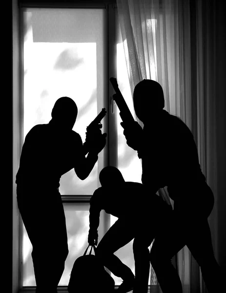 Fegyveres tolvajok belépett egy házba — Stock Fotó