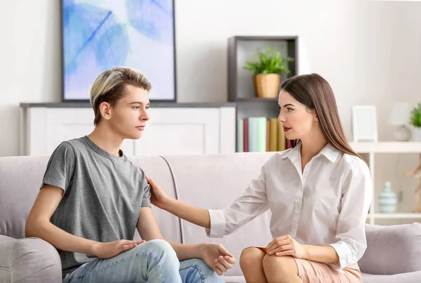 Psicólogo trabajando con adolescente chico — Foto de Stock