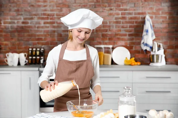 Nettes Mädchen kocht — Stockfoto