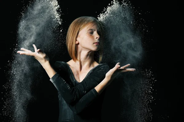 Beyaz toz ile küçük şirin kız  