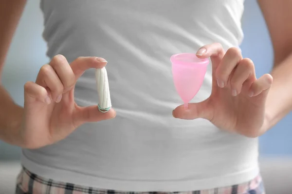 Menstruationstasse und Tampon — Stockfoto