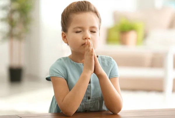 लहान मुलगी प्रार्थना — स्टॉक फोटो, इमेज