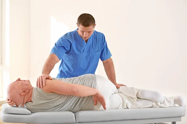 Physiotherapeut Arbeitet Mit Älteren Patienten Klinik — Stockfoto