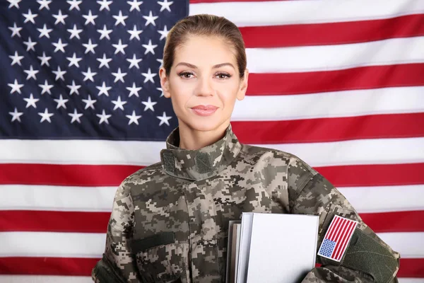 Kvinnlig Soldat Med Böcker Usa Flagga Bakgrund — Stockfoto