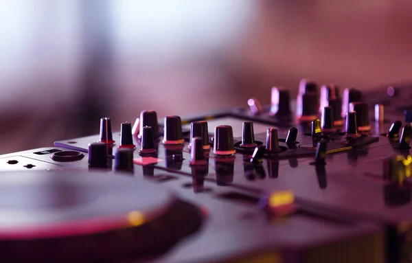 DJ mixer em boate — Fotografia de Stock