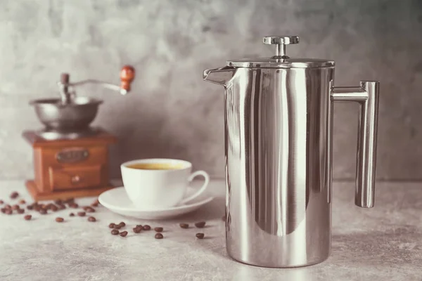 Nova máquina de café, moedor e xícara — Fotografia de Stock