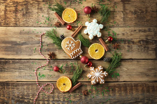 Verstreute Weihnachtsdekoration — Stockfoto