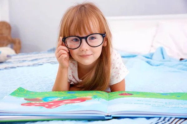 Bambina lettura libro — Foto Stock