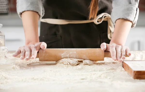 Mujer rodando masa para pasta — Foto de Stock