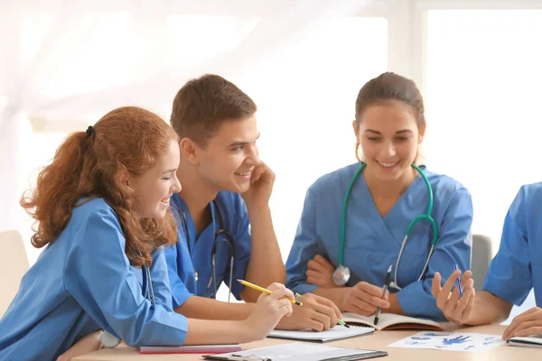 Grupo de estudiantes de medicina dando una conferencia en el interior — Foto de Stock