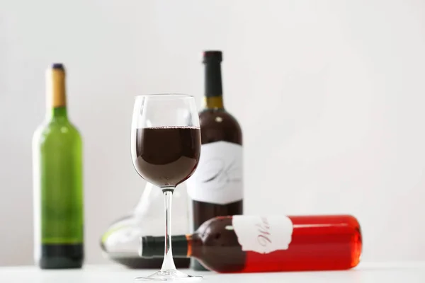 Sklenice na víno a láhve červeného vína — Stock fotografie