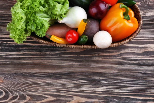 Verduras frescas en cesta — Foto de Stock