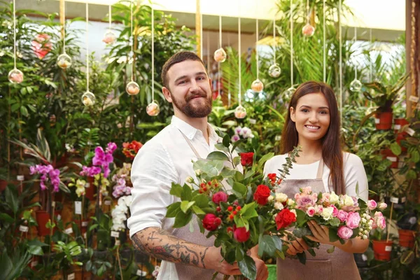 남성과 여성의 꽃집 — 스톡 사진