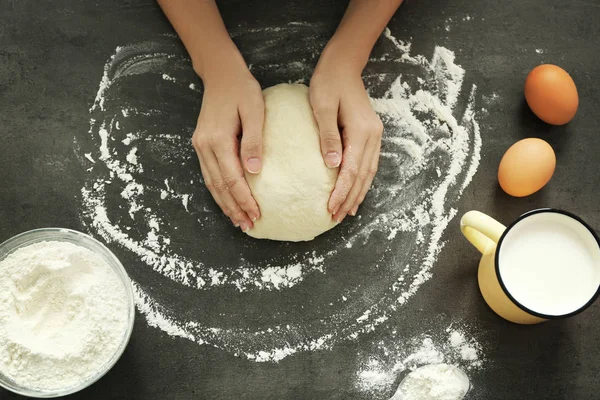 Vrouwelijke handen kneden deeg — Stockfoto