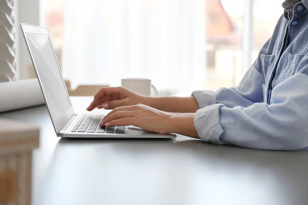 Nő dolgozik laptop — Stock Fotó