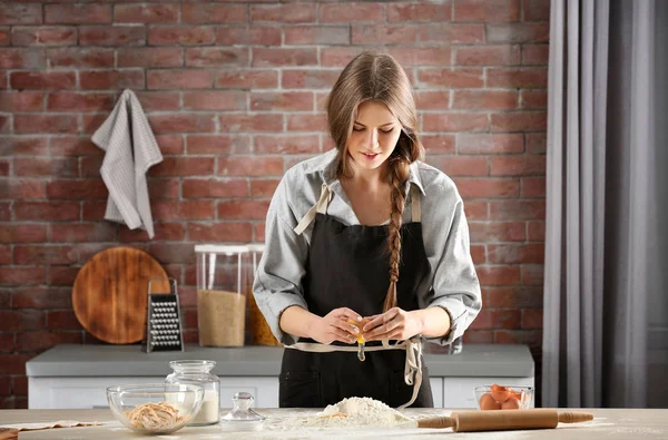 Kvinna förbereda pasta — Stockfoto