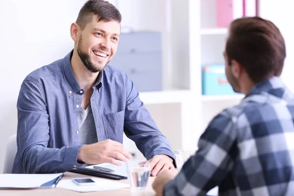 Hombre solicitante de empleo teniendo entrevista —  Fotos de Stock