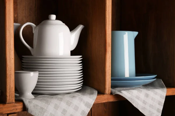 白と青の素朴な食器 — ストック写真