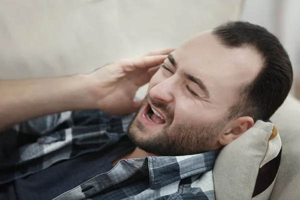 Hombre guapo que sufre de dolor de cabeza —  Fotos de Stock