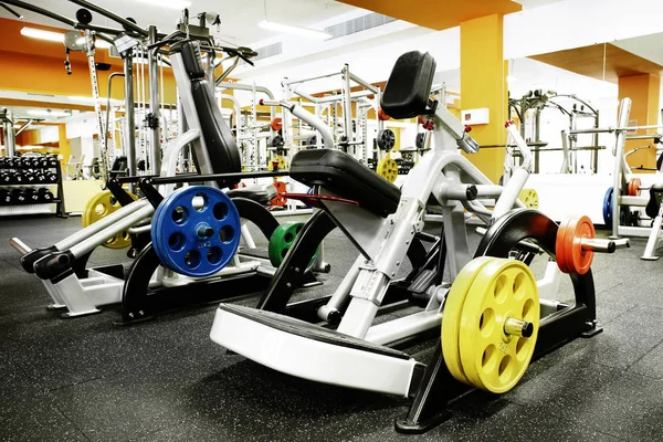 Träningsutrustning i gym — Stockfoto