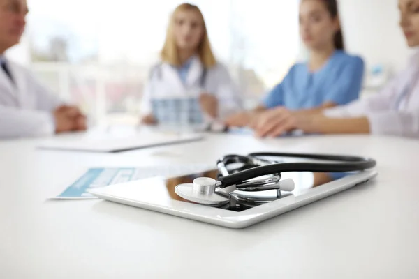 Tablett och stetoskop på bord i kliniken — Stockfoto