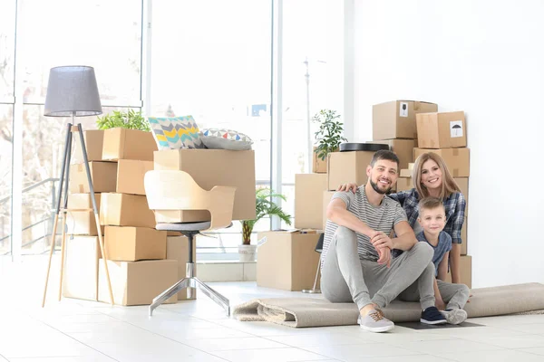 Familia joven sentada en el suelo — Foto de Stock