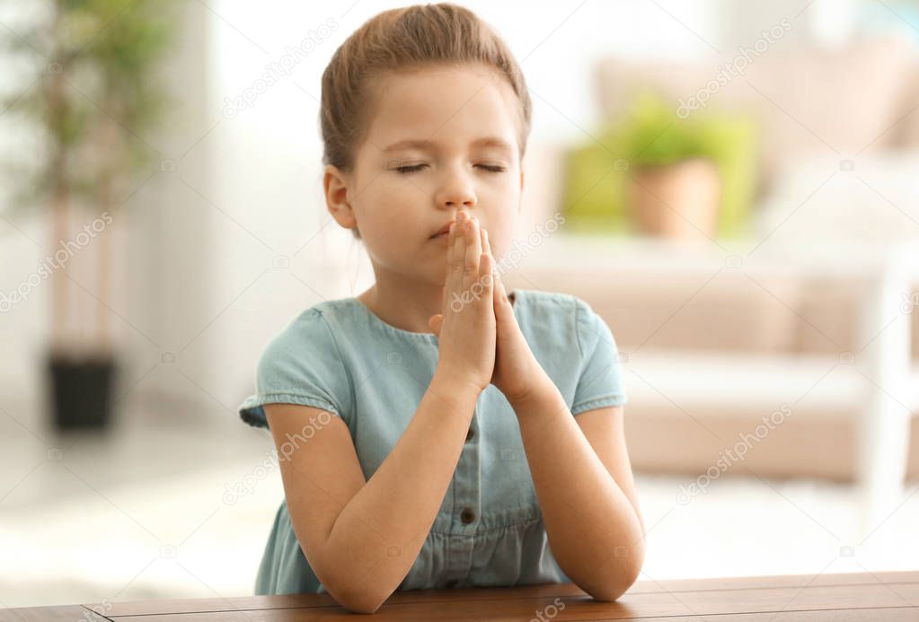 little girl praying 