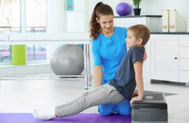 Klinikte hastayla çalışan fizyoterapist