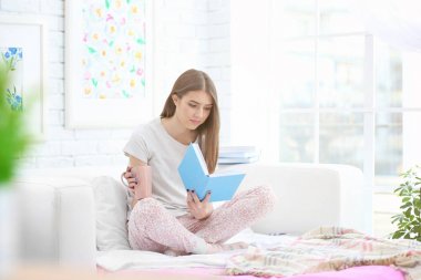 Kadın kitap okuyor.