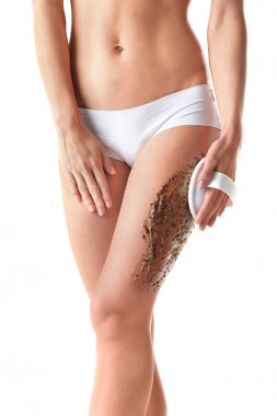 kadın masaj fırça ile fırçalayın 