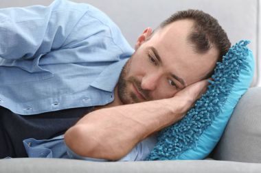 Yakışıklı depresif adam