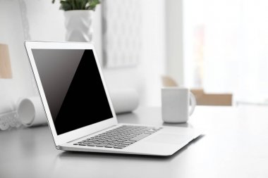 Dizüstü bilgisayar ile rahat çalışma alanı 