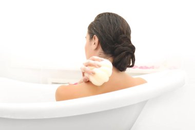 Rahatlatıcı banyo genç güzel kadın